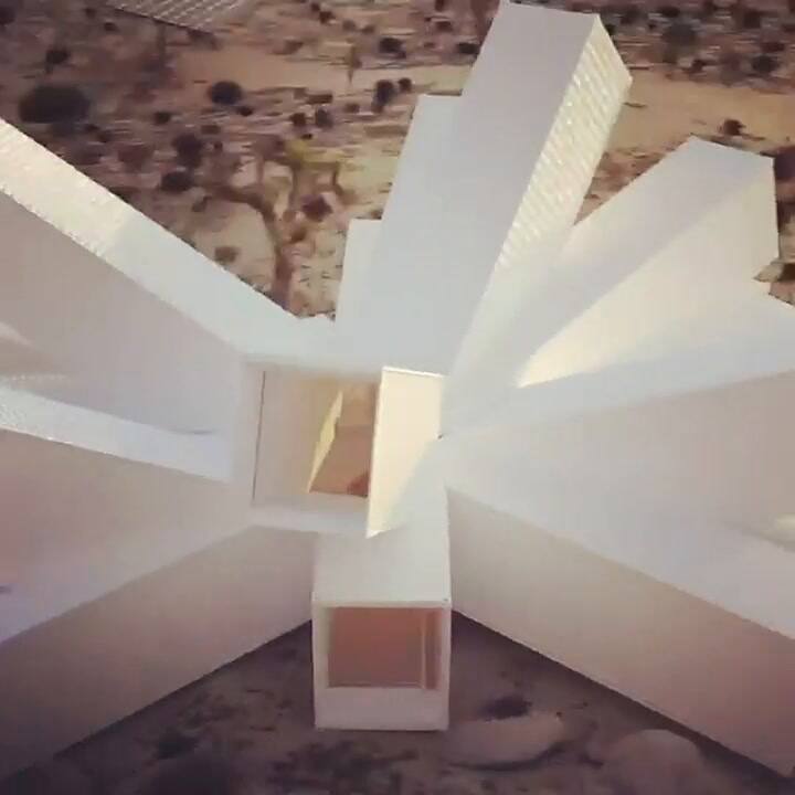 La casa hecha con contenedores en forma de estrella en pleno desierto de California