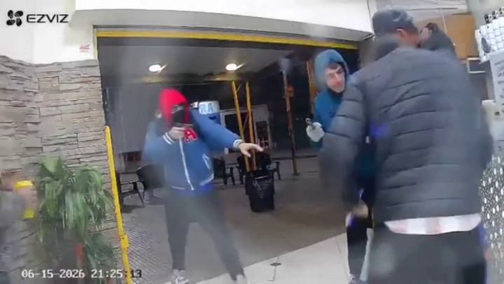 Ingresó a una heladería para salvarse de un robo, pero los tres delincuentes armados lo desvalijaron con violencia