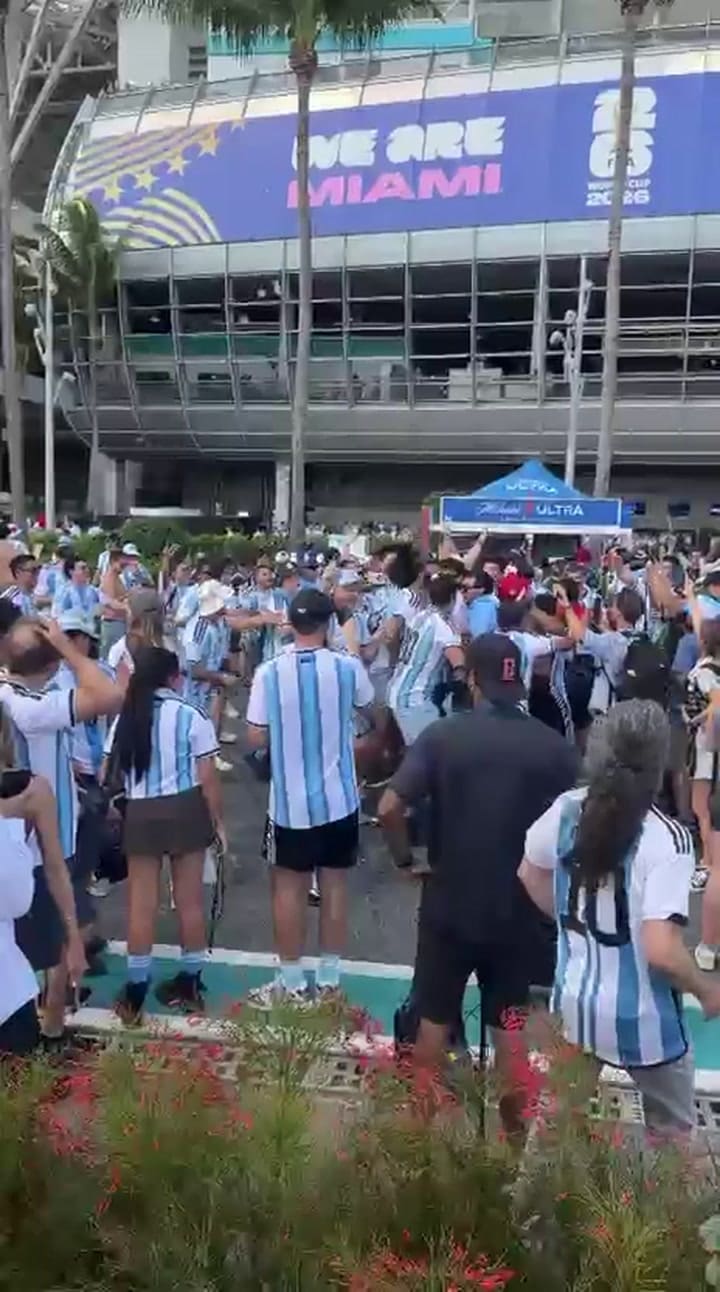 Calor y euforia en el ingreso al Miami Stadium
