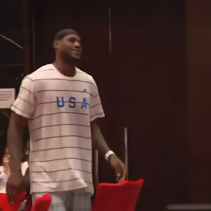 LeBron le canta el feliz cumpleaños a Kobe Bryant