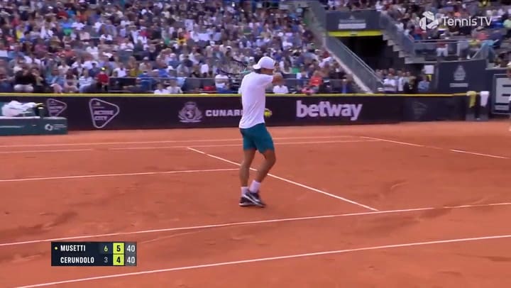 Musetti sacó de abajo en un match point... pero Cerúndolo resistió