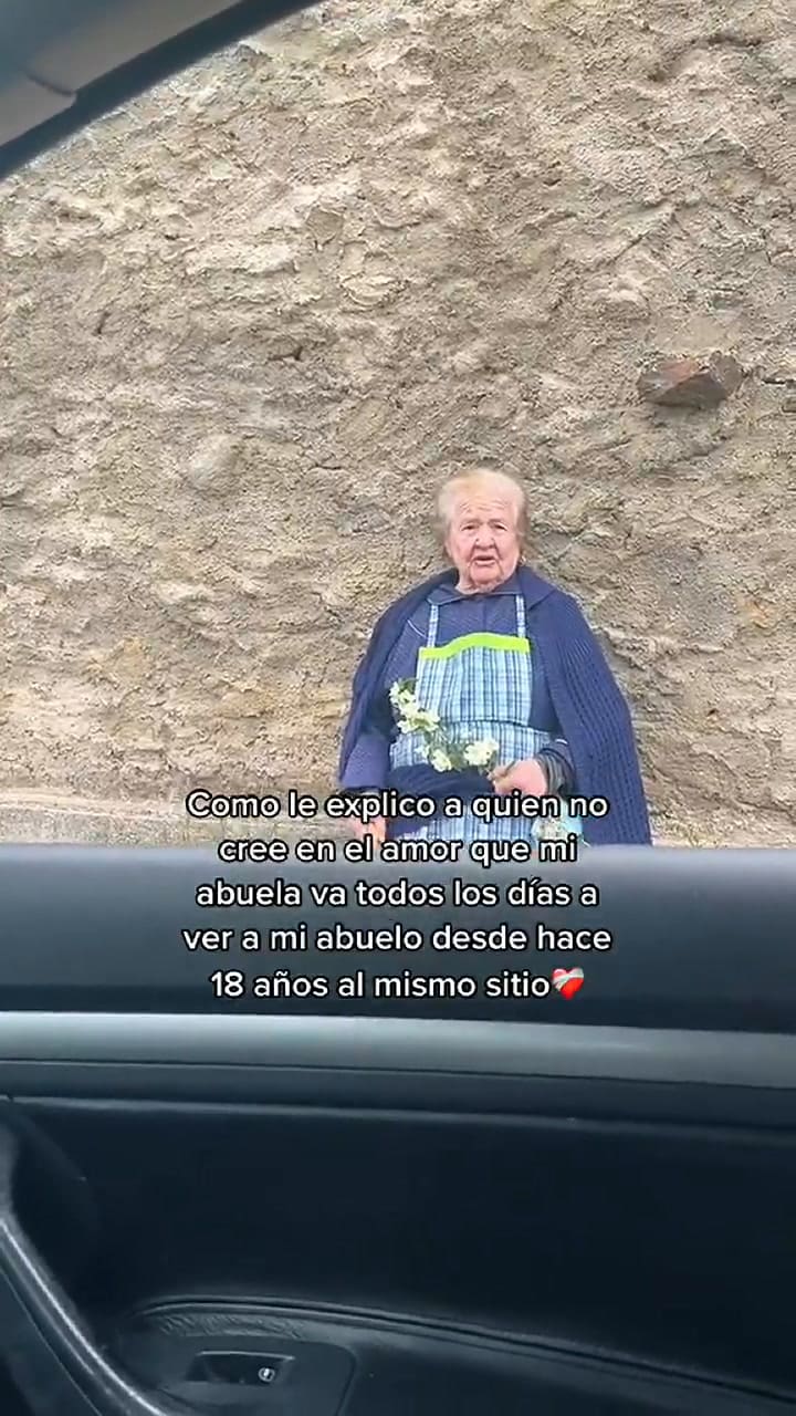 Le pone flores todos los días a la tumba de su marido desde hace 18 años
