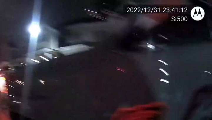 Así fue como un auto cayó al barranco después de sus dos personas lo robaran
