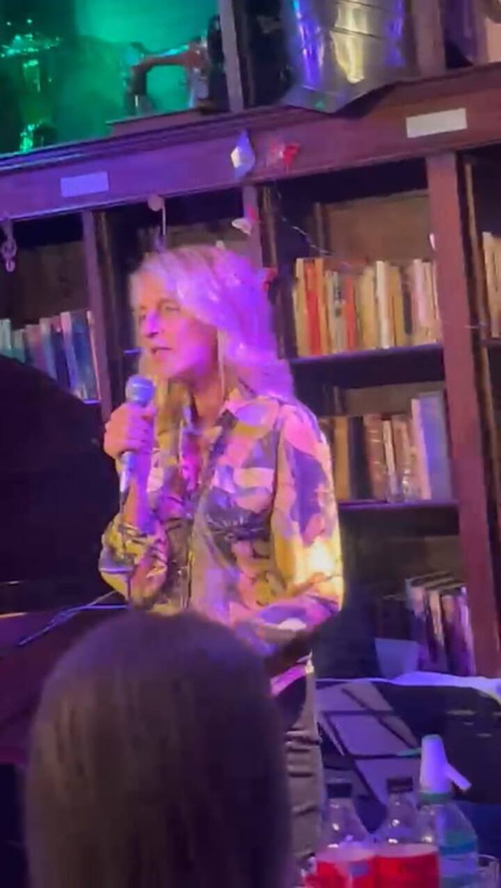 Uno de los temas que cantó Marina fue "Can't take my eyes off you" y todos los presentes la acompañaron bailando y haciendo los coros