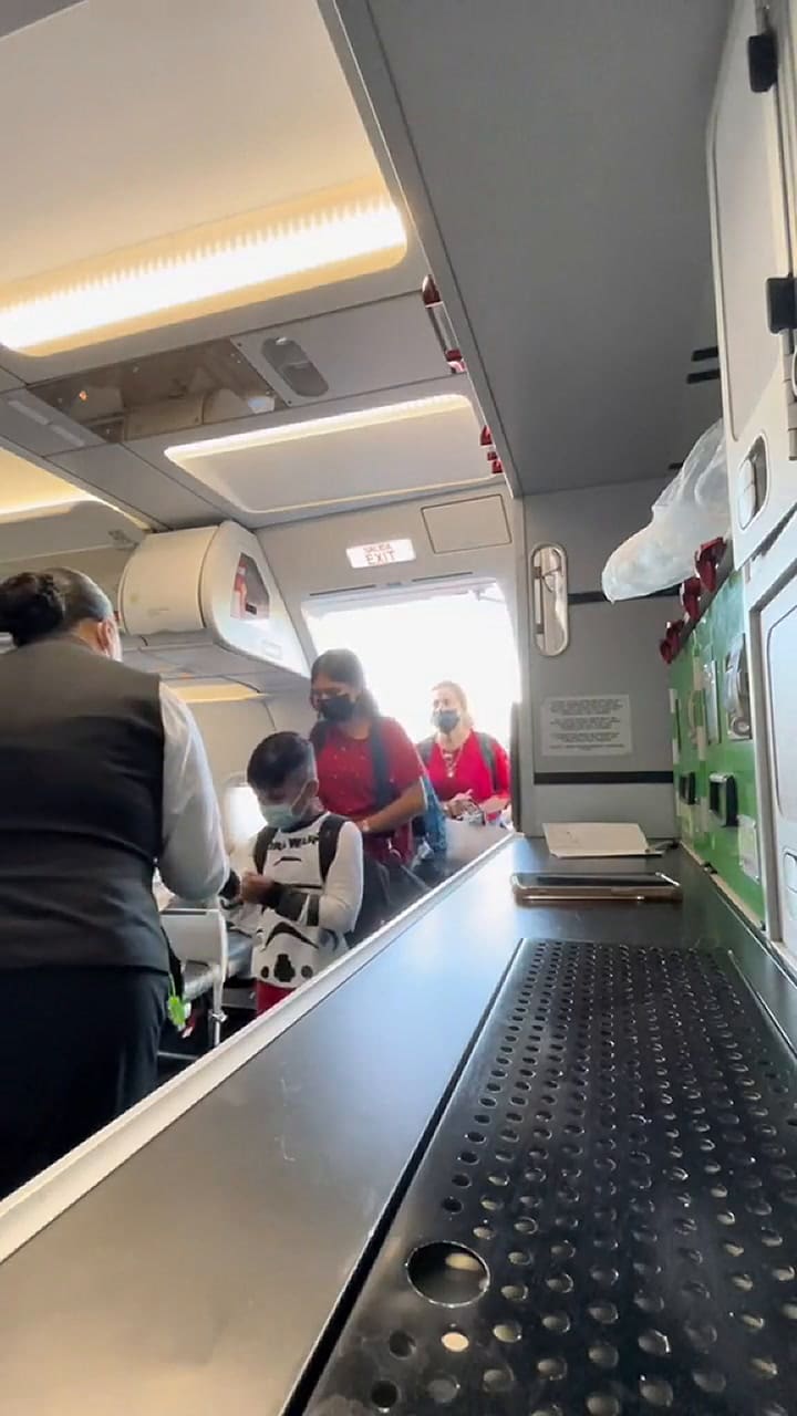 Tiktoker sorprende a su mamá en un vuelo