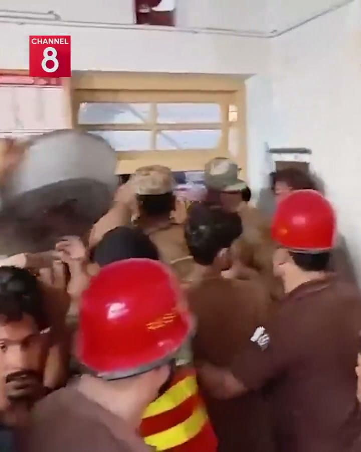 Buscan víctimas entre los escombros luego de que se derrumbara el techo de una escuela en Pakistán