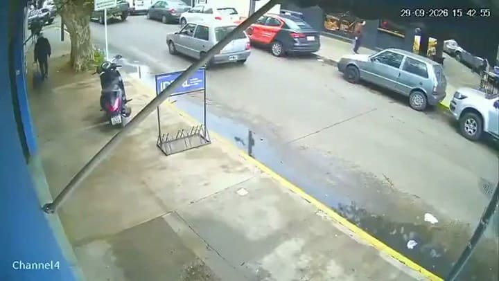 Dos motochorros eran perseguidos por la policía, chocaron y cayeron heridos en Ramos Mejía