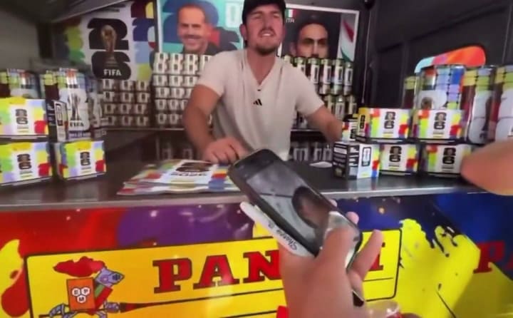 Harry Maguire, de la exclusión mundialista a vender figuritas: su inesperada aparición en Nueva York