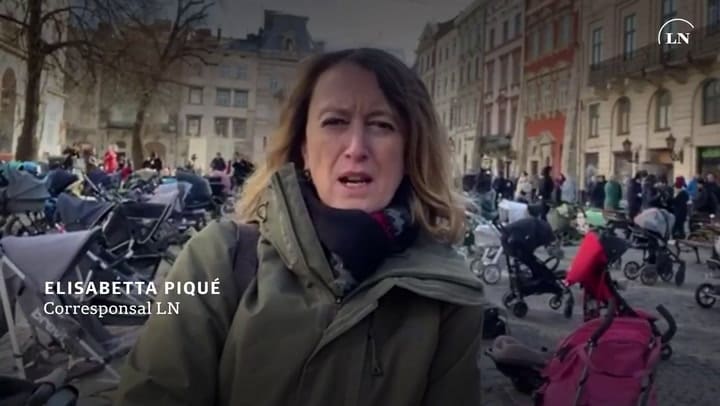 Conmovedora protesta con cochecitos vacíos por los niños muertos. Elisabetta Piqué en Ucrania.