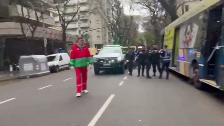 Colectivo fuera de control en Palermo: se subió a la vereda y chocó contra un árbol