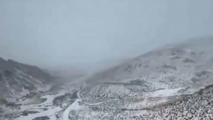 El Tren de las Nubes, rodeado de nieve: el impactante video del recorrido