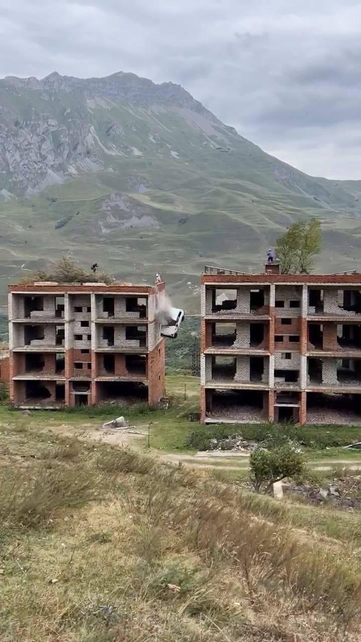 Rusia: un hombre quiso cruzar de un edificio a otro con su auto y cayó de una altura de 15 metros