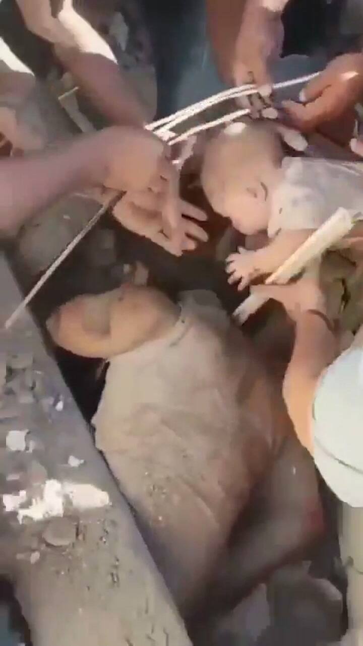 Colombia: rescataron a un bebe que esteba entre los escombros