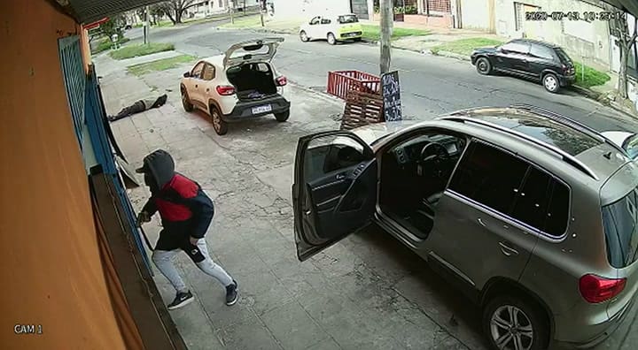 La llegada de la banda para robar en el supermercado chino de Tres de Febrero