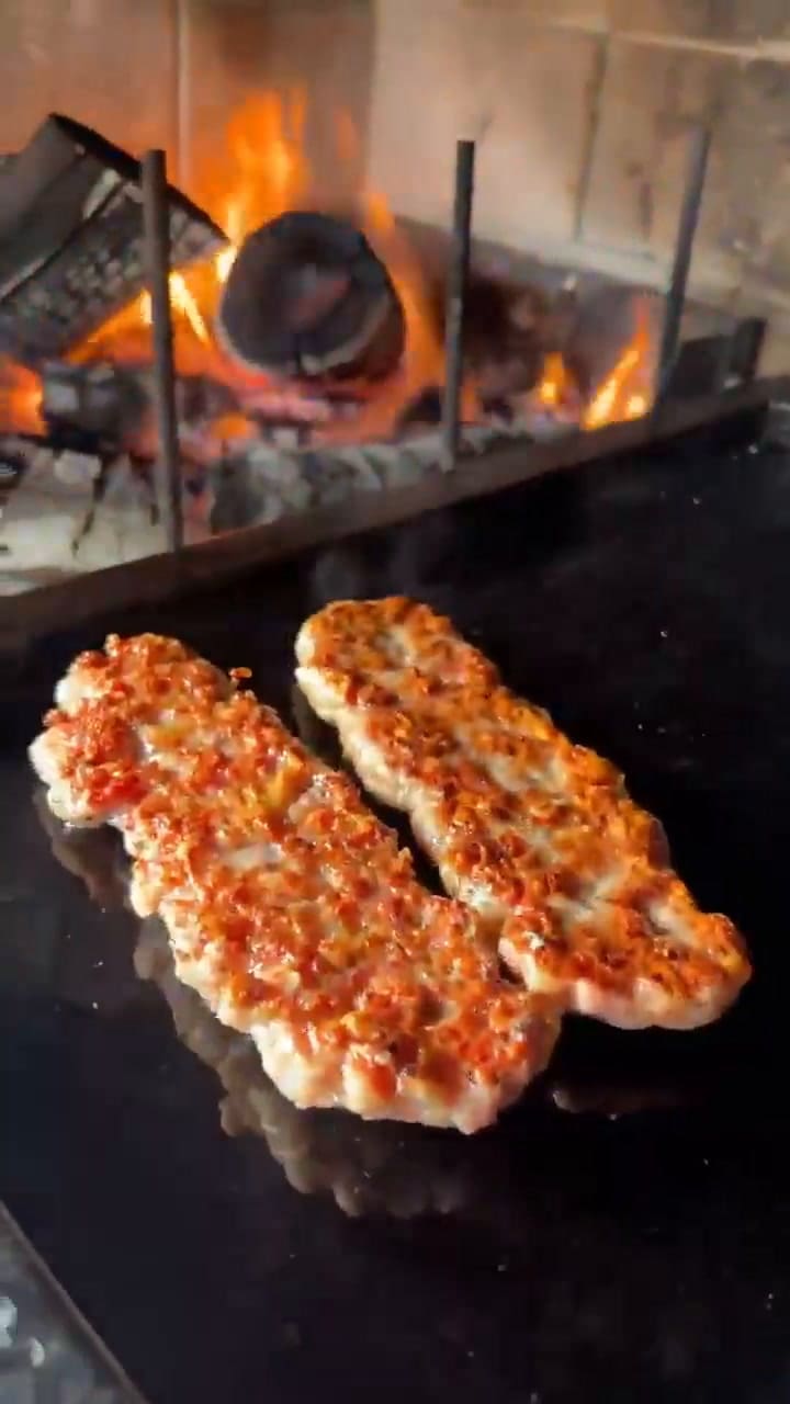 La original manera de elaborar un choripán que sorprendió a todo Twitter
