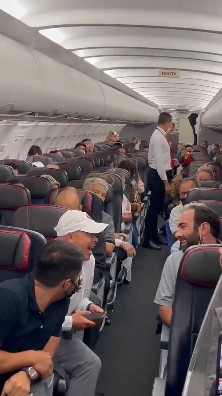 Momento en que bajan a pasajero de American Airlines en estado de ebriedad