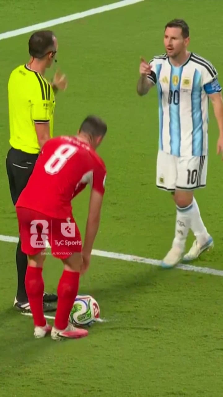 Messi se cruzó con el árbitro por una falta frente a Suiza (Video: TyC Sports)