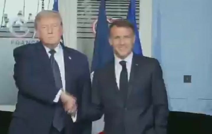 El peculiar saludo de Trump a Macron en la cumbre del G7 De este les pido un gif también