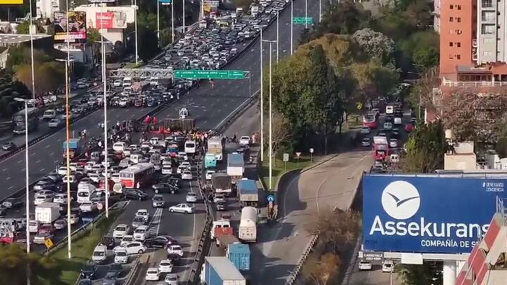 General Paz y Cabildo mano al Río de la Plata: un camión volcó y cortó toda la traza de livianos, hay un herido