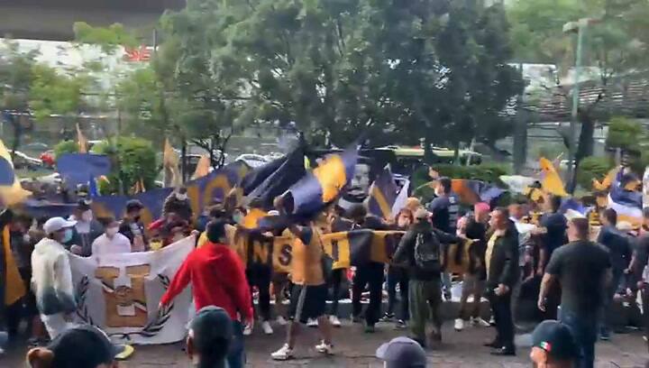 La afición de Pumas los alienta previo a la final de la Concachampions contra Seattle Sounders