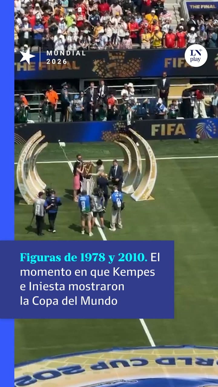 El momento en que Mario Alberto Kempes y Andrés Iniesta mostraron la Copa del Mundo