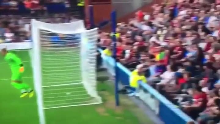 Otro error de Karius en un partido amistoso - Fuente: YouTube