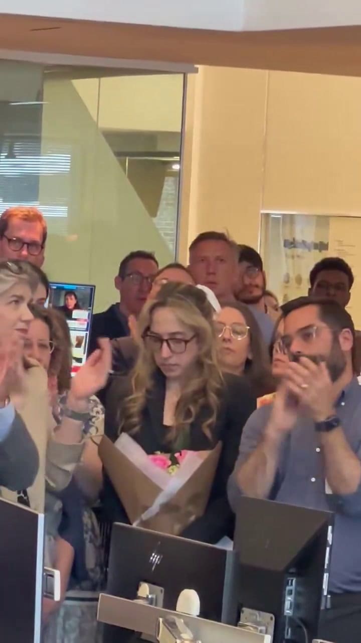 El momento en el que Hannah Natanson se entera que ganó un Pulitzer