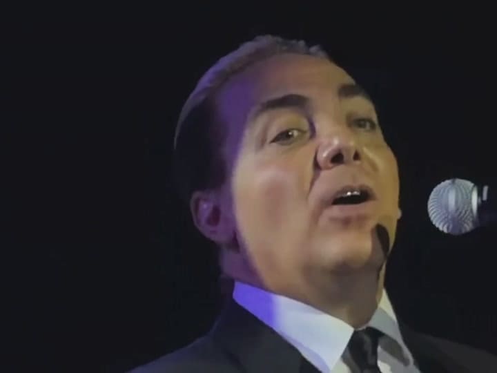 Cristian cantó en vivo el tema "Estudiar" durante su acto de graduación