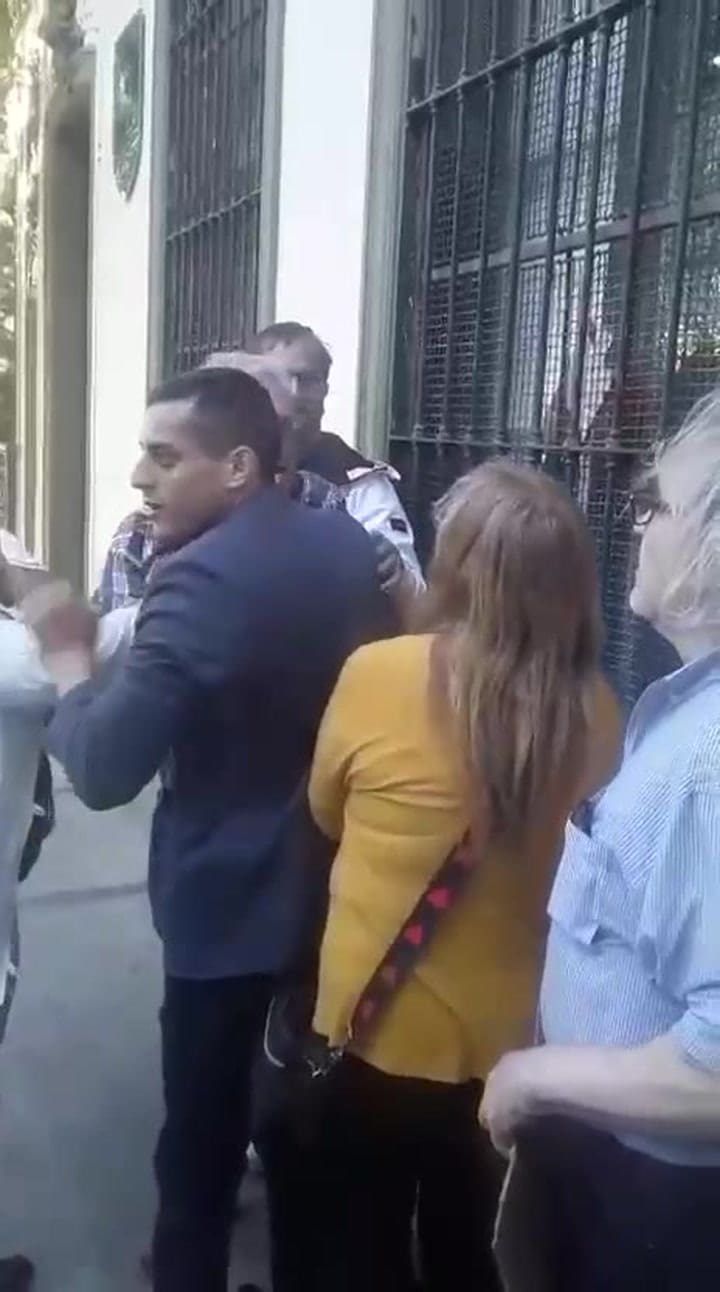 Brutal agresión de un libertario a una militante opositora en Quilmes