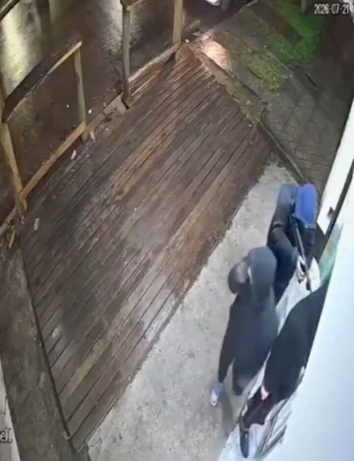 Violento robo a un kiosco en La Matanza: amenazaron a la dueña con una escopeta y le desvalijaron el local