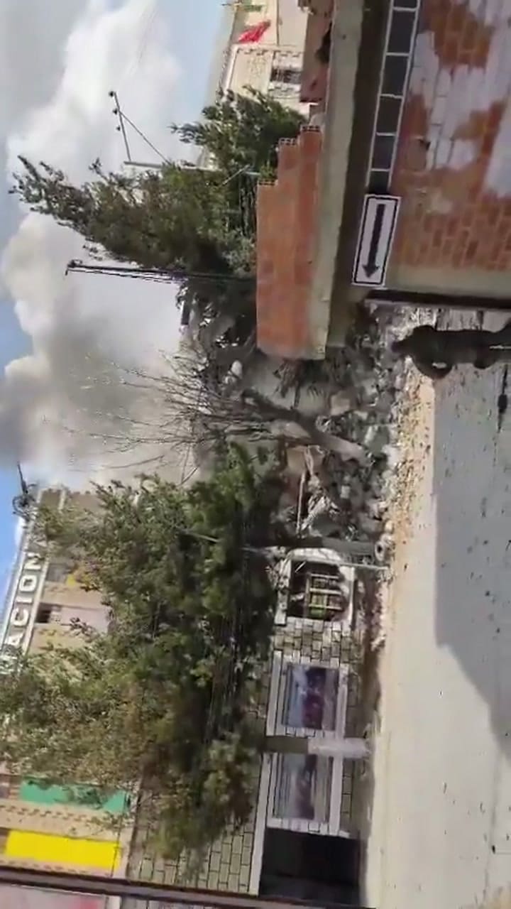 El momento en el cual varios elementos salen volando por el aire