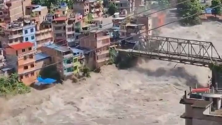 Un alud masivo de lodo golpeó el puerto de Gyirong en la frontera entre China y Nepal