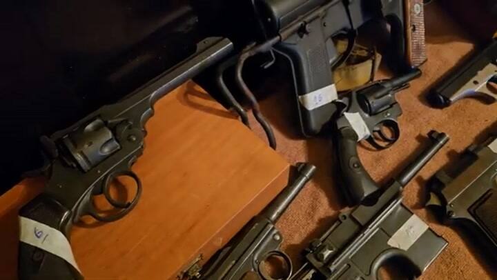 Secuestraron un arsenal militar e indumentaria con simbología nazi en la casa de un hombre de 89 años en Flores