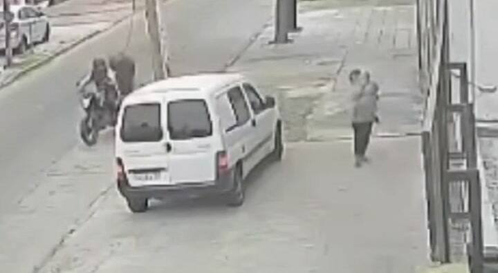 El momento del robo a la mujer y su hijo