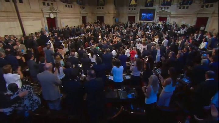 El incómodo regalo que recibió el Presidente en medio del discurso