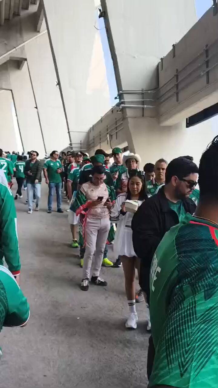 Las filas para comprar bebidas dentro del estadio