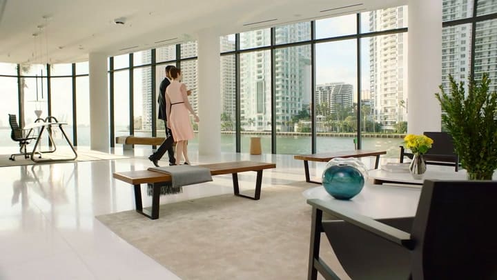 Arquitecto argentino, al frente del edificio de Aston Martin en Miami