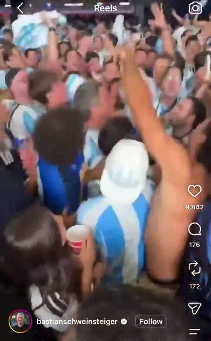 Bastian Schweinsteiger saltando con los hinchas argentinos