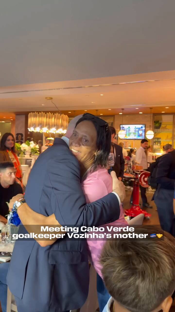 Ana Candida Évora, la madre de Vozinha, logró viajar al Mundial y conoció a Infantino (Video: Instagram @ vozinha1).mp4