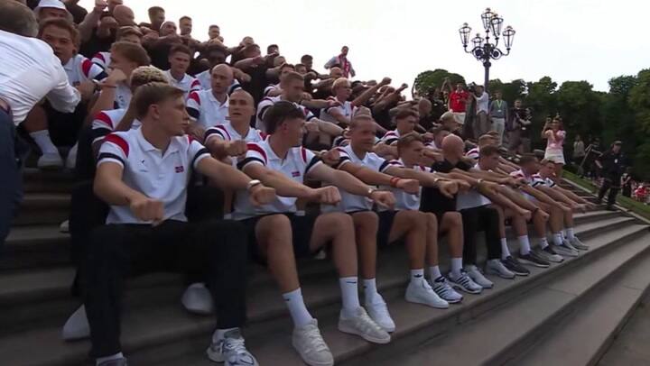 En el centro de Oslo, alrededor de 120.000 personas se reunieron para dar la bienvenida al seleccionado noruego.