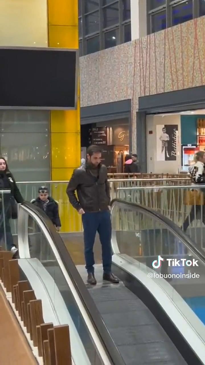 Una familia ayudó a un desconocido a bajar las escaleras mecánicas