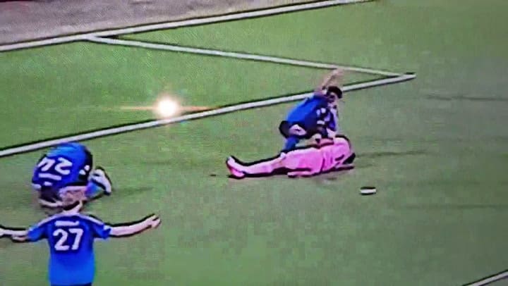 Apenas cayó al piso, los jugadores rivales pidieron atención médica para Berterame