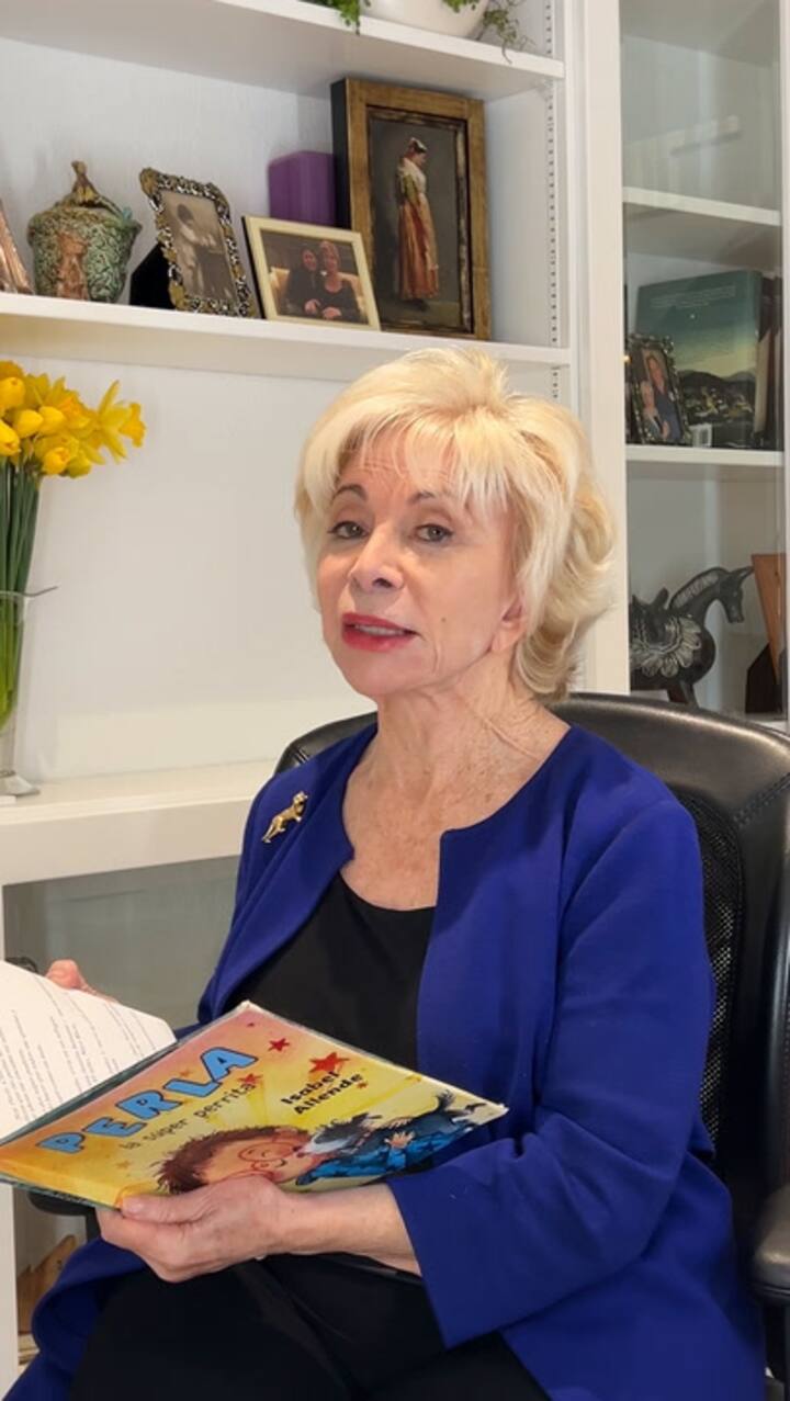 Isabel Allende lee un fragmento de "Perla, la súper perrita", su primer libro infantil