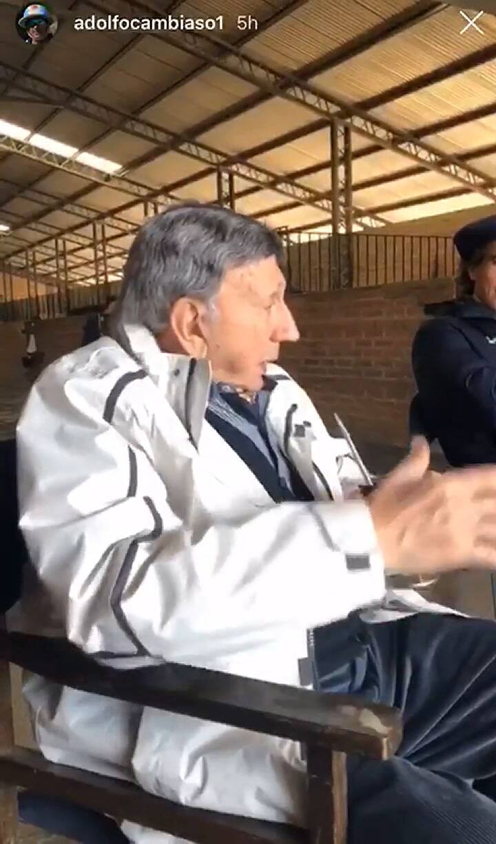 Landriscina contando sus historias a los jugadores del seleccionado
