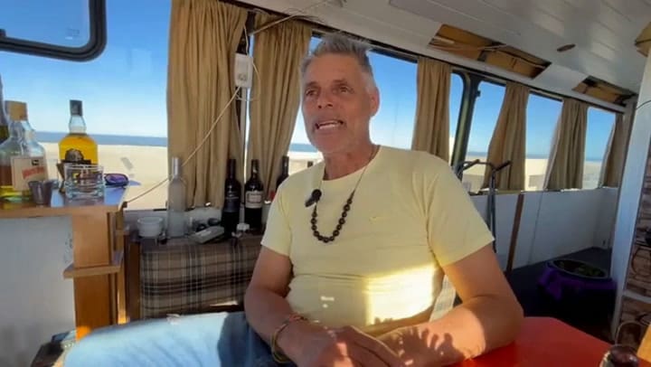 Vendió todo y ahora vive en su motorhome doble piso en Punta Médanos: "Fue un amor a primera vista"