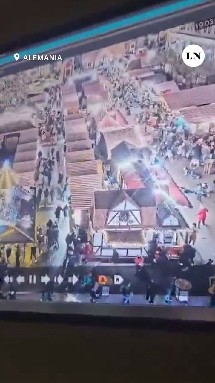(GIF) Imágenes impactantes muestran el momento en que un vehículo irrumpe en el mercado navideño, atropellando a varias personas y generando pánico entre los asistentes. Las autoridades investigan las causas del incidente"