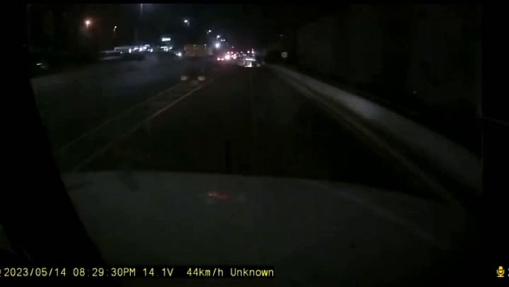 Jordania: un camión chocó contra una caravana de autos dentro de un túnel