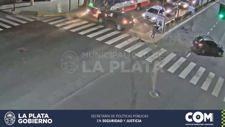 El momento en el que un peatón se salva de ser impactado por un choque en La Plata
