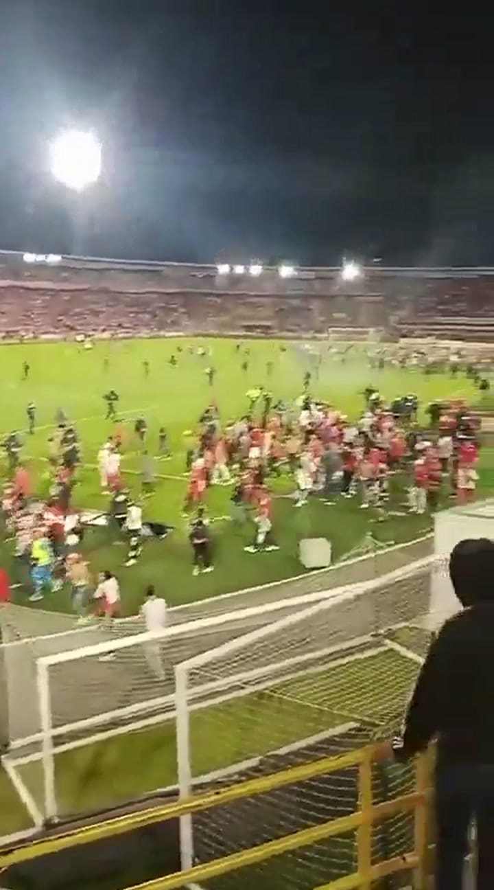 En algunas de las filmaciones que circulan en redes sociales se puede ver a una gran cantidad de hinchas en el campo de juego