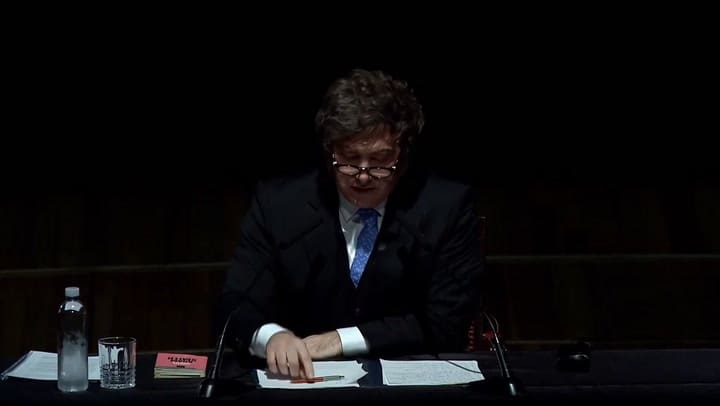 El momento en que Milei menciona a Santiago Caputo y la reacción de Karina Milei